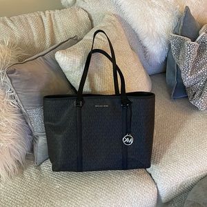 michael kors tote in all black. super cute! in perfect condition!